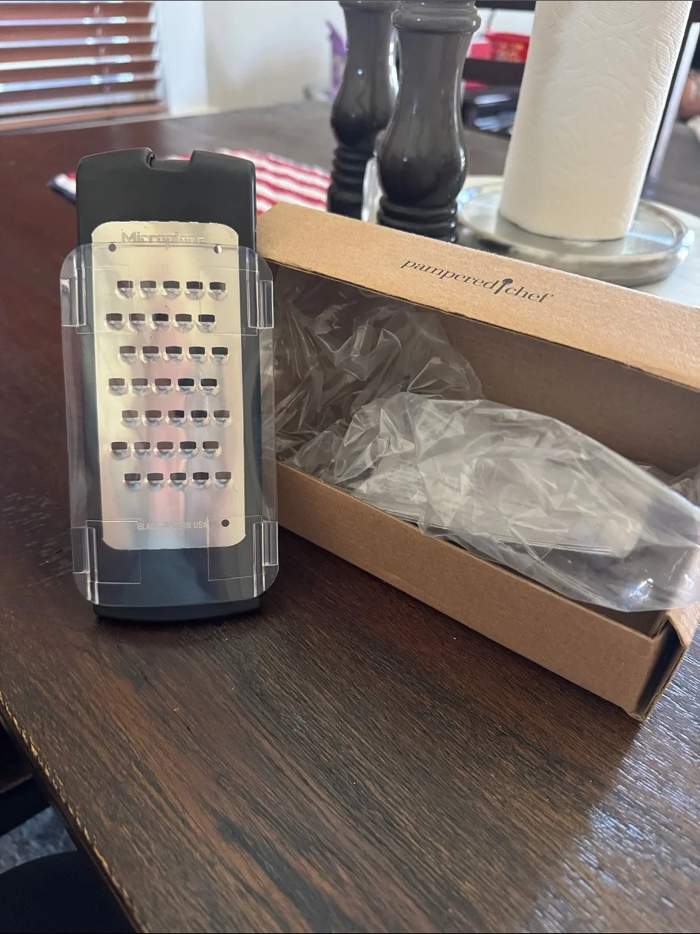 Handheld Stainless Steel Grater with Clear Protective Cover - Black pampered che